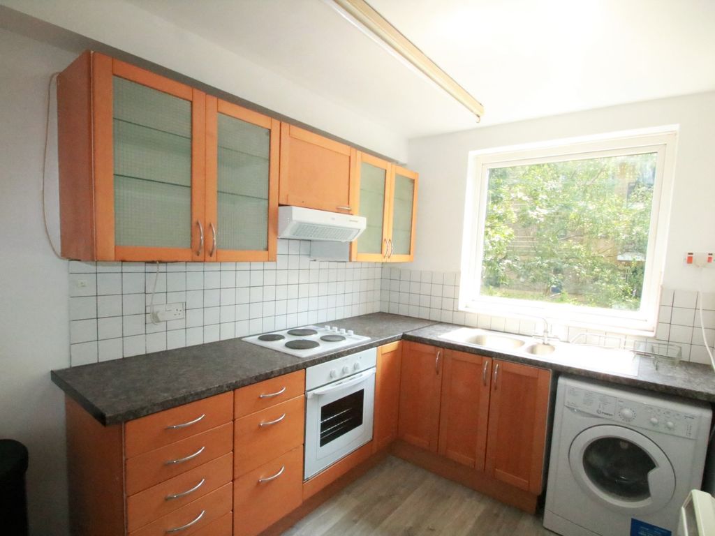 1 bed flat to rent in Tavistock Road, East Croydon, Surrey CR0, £1,175