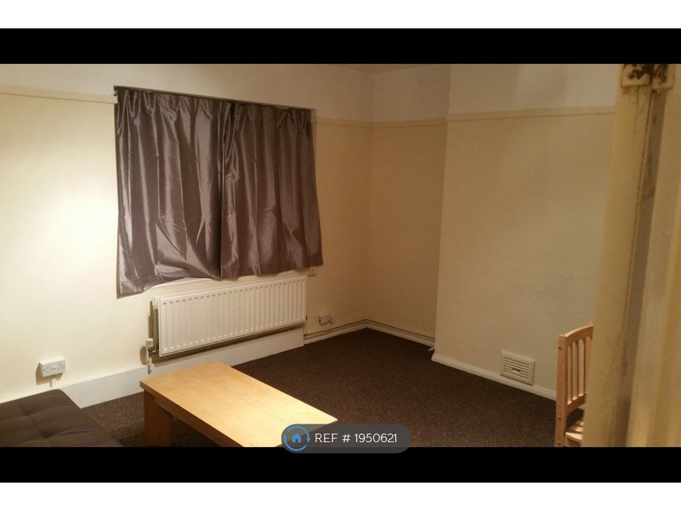 1 bed flat to rent in Rainham Road South, Dagenham RM10, £1,300 pcm