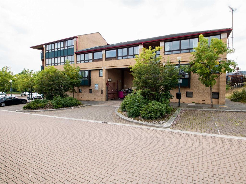 2 bed flat to rent in South Seventh Street, Milton Keynes MK9, £1,195 pcm Zoopla