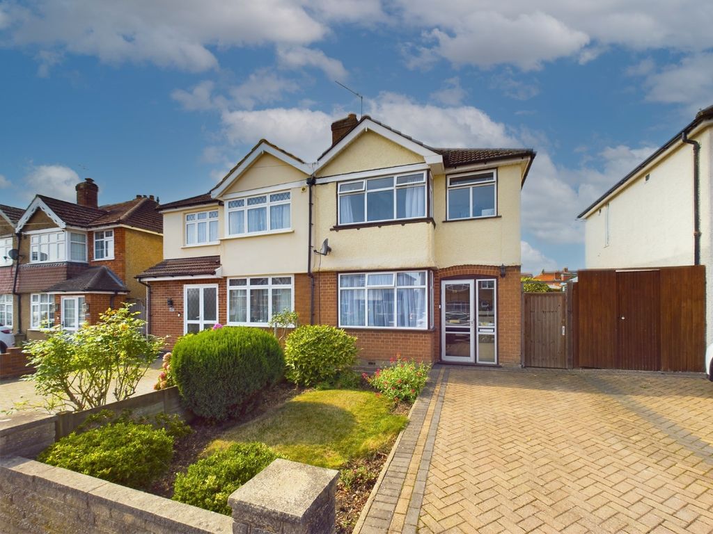 3 bed semidetached house for sale in Barton Way, Croxley Green