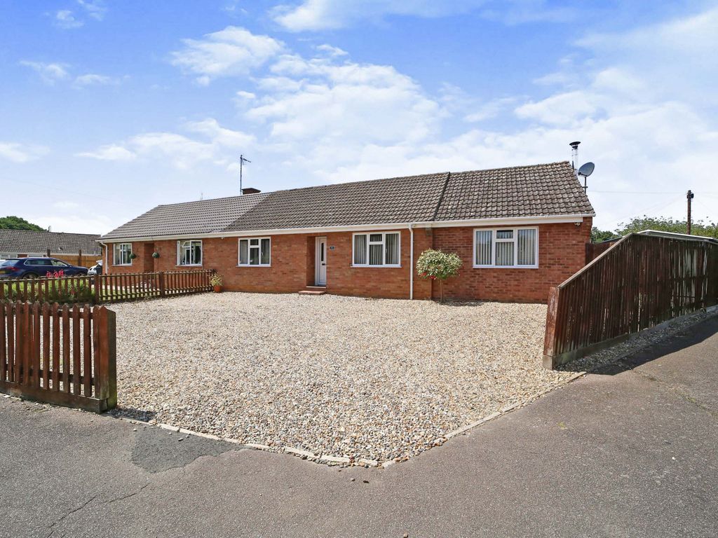 3 bed semidetached bungalow for sale in Highwood Road, Newmarket CB8