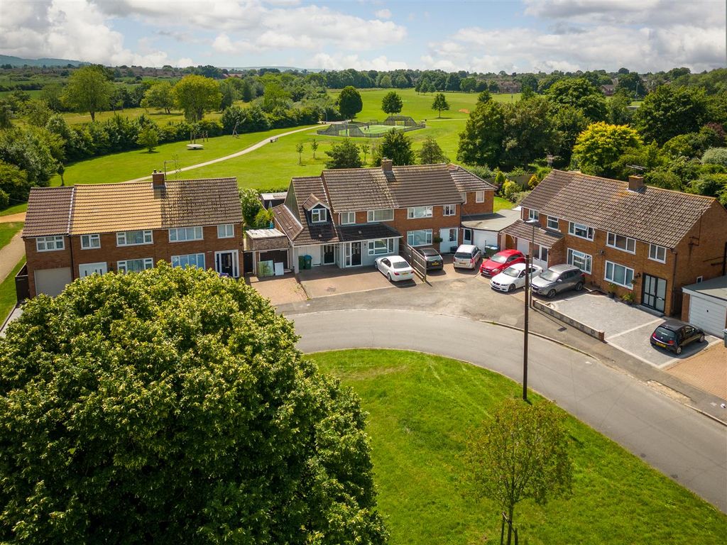 Finmere Crescent, Bedgrove, Aylesbury HP21  