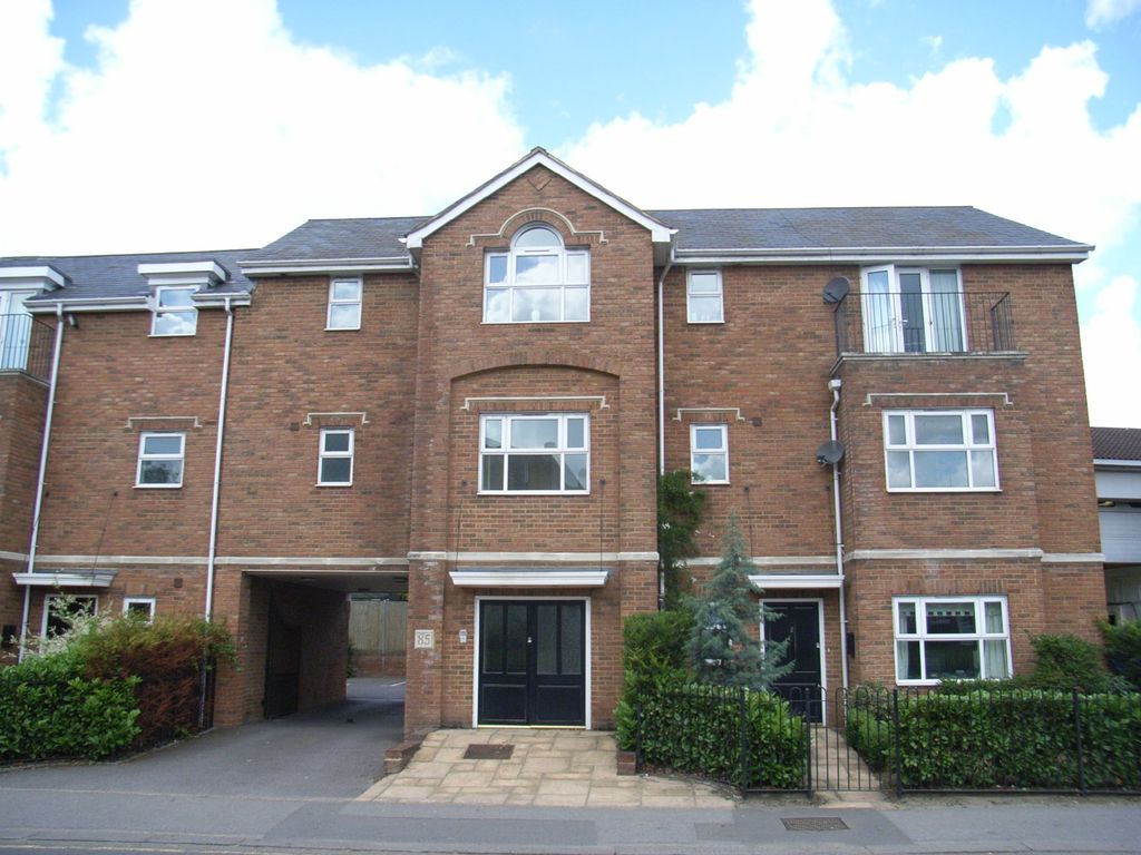 1 bed flat to rent in Kingston Road, Leatherhead KT22, £1,050 pcm Zoopla
