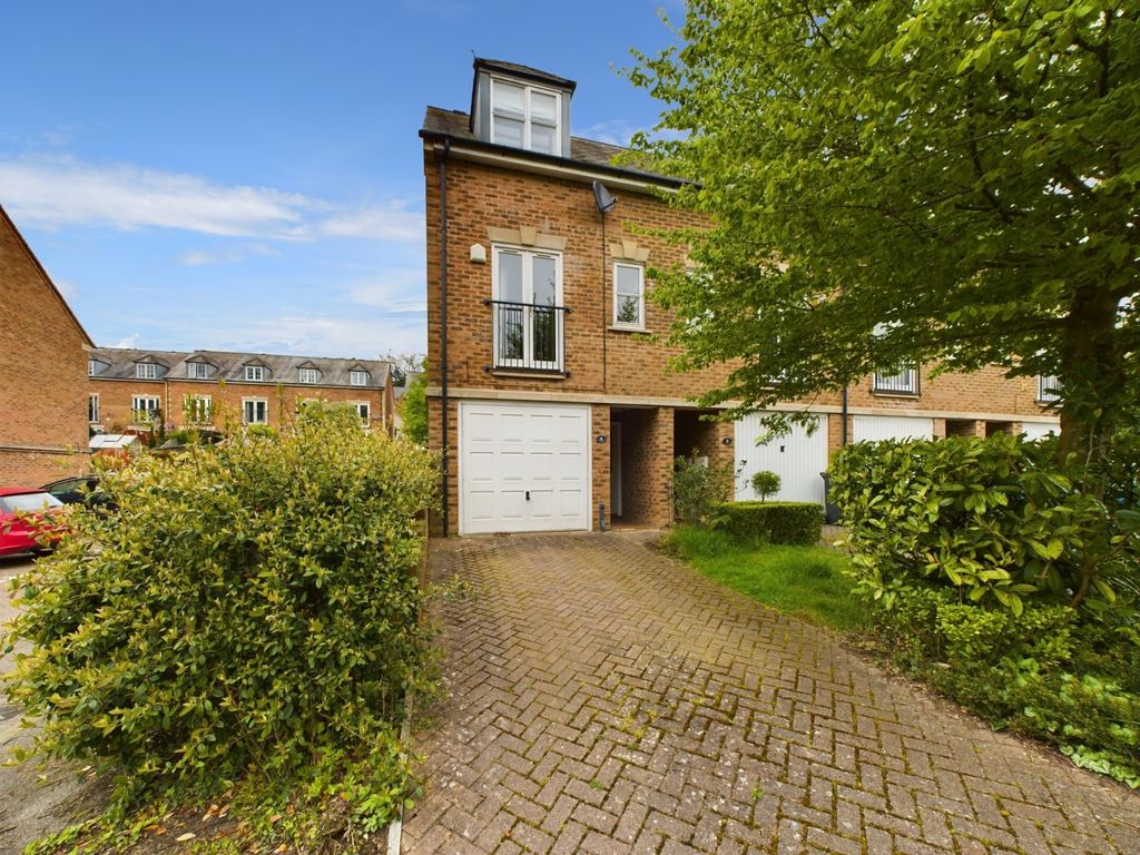 3 bed town house for sale in 4 Old School Mews, Uppingham, Oakham LE15