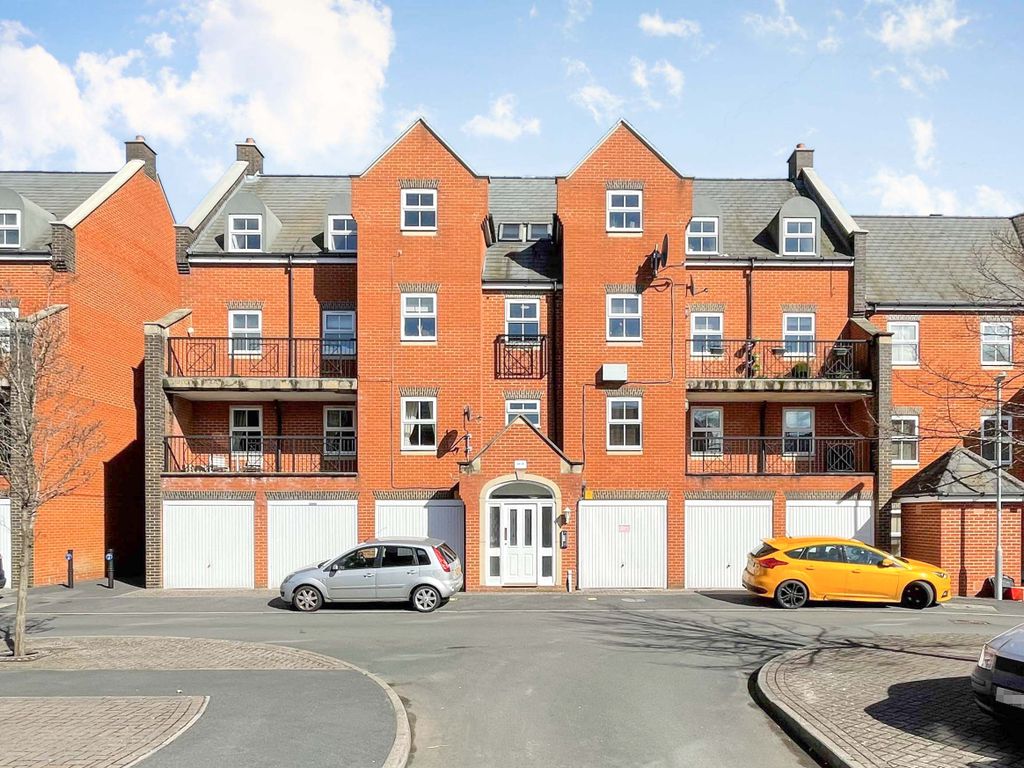 2 bed flat to rent in Lynmouth Road, Churchward, Swindon SN2, £975 pcm