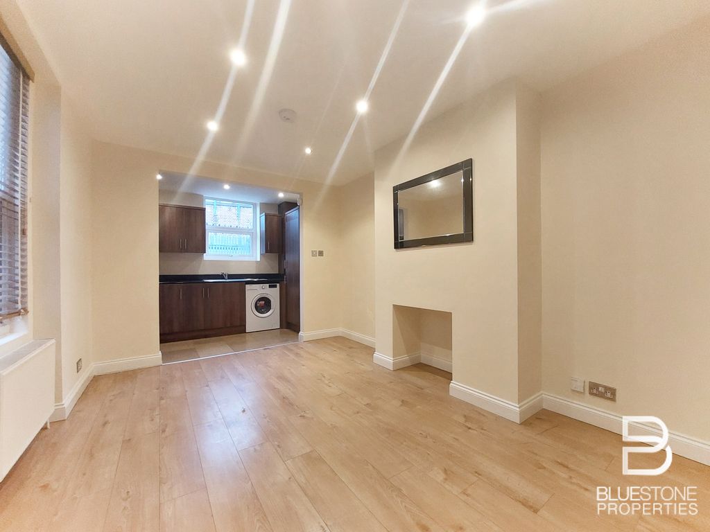 2 bed flat to rent in Southwell Road, London SE5, £1,850 pcm Zoopla