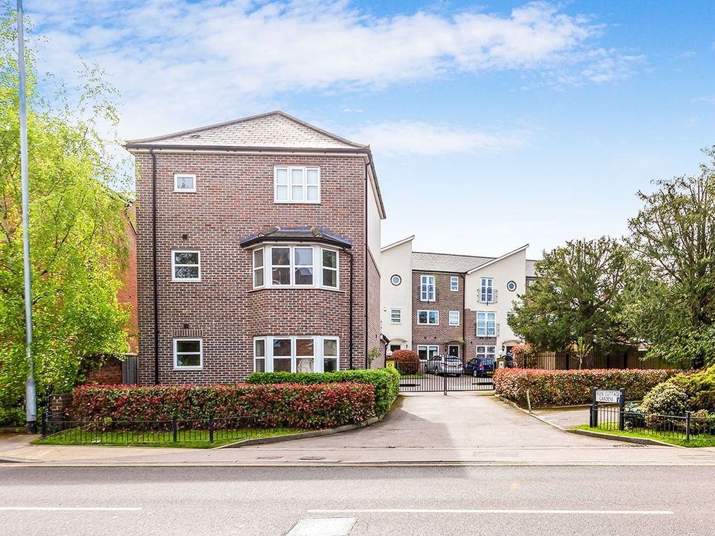 2 bed flat to rent in Walsworth Road, Hitchin, Hertfordshire SG4, £