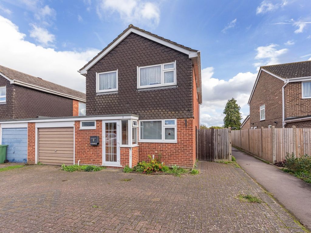 4 bed detached house for sale in Tithe Close, Maidenhead SL6, £595,000