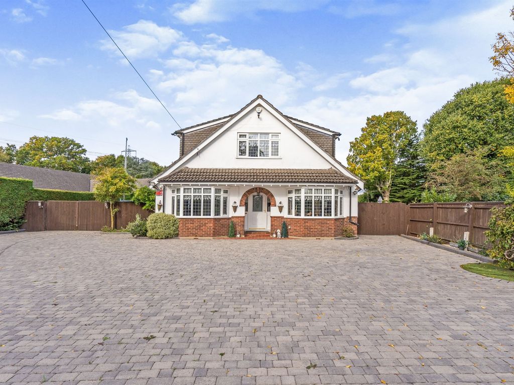 5 bed detached bungalow for sale in Staplewood Lane, Marchwood