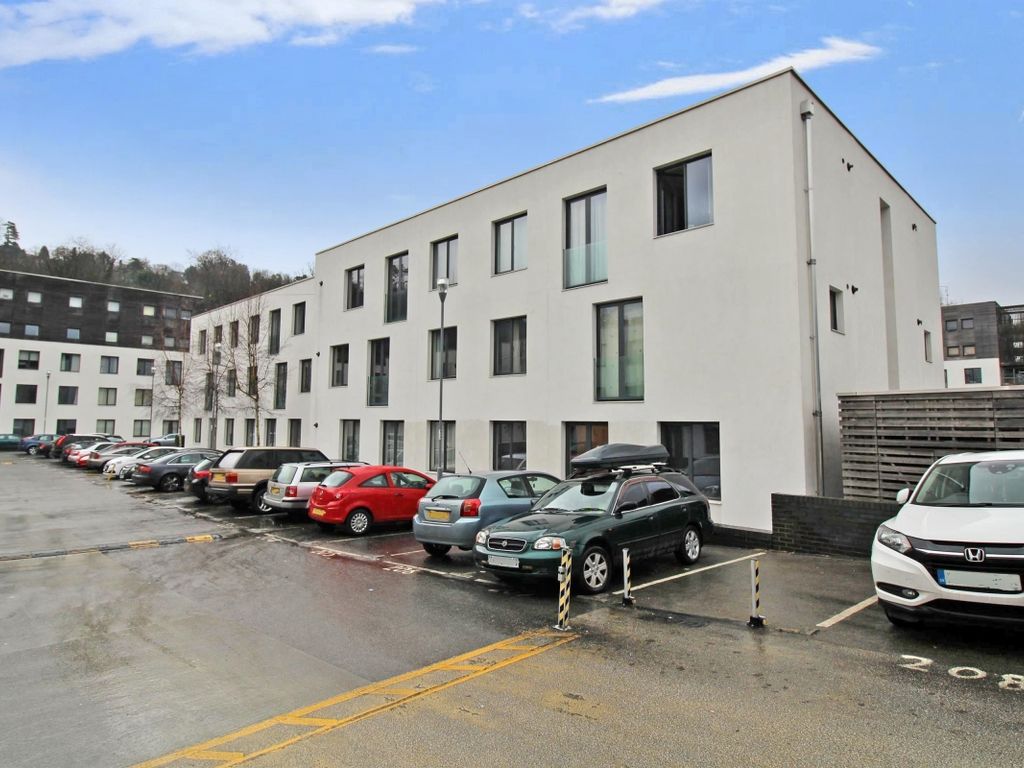 1 bed flat to rent in Godstone Road, Whyteleafe CR3, £1,300 pcm Zoopla