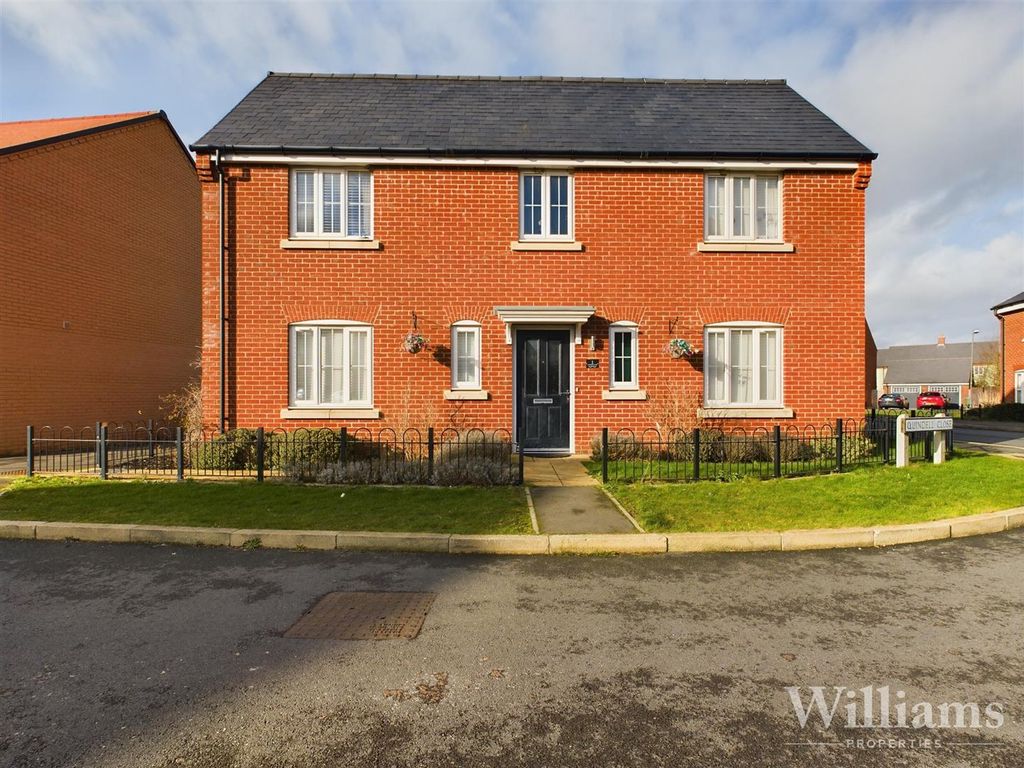 4 bed detached house for sale in Quindell Close, Berryfields, Aylesbury