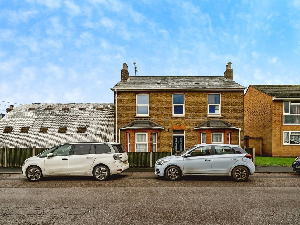 4 bed end terrace house for sale in Dropmore Road, Burnham, Slough SL1