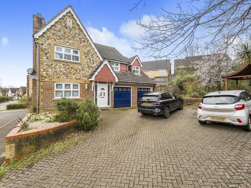 5 bed detached house for sale in Knaphill, Woking, Surrey GU21, £