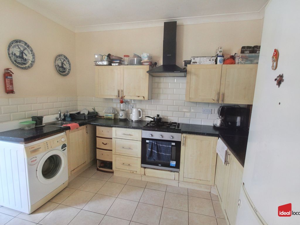 3 bed terraced house for sale in Davis Street, London E13, £400,000