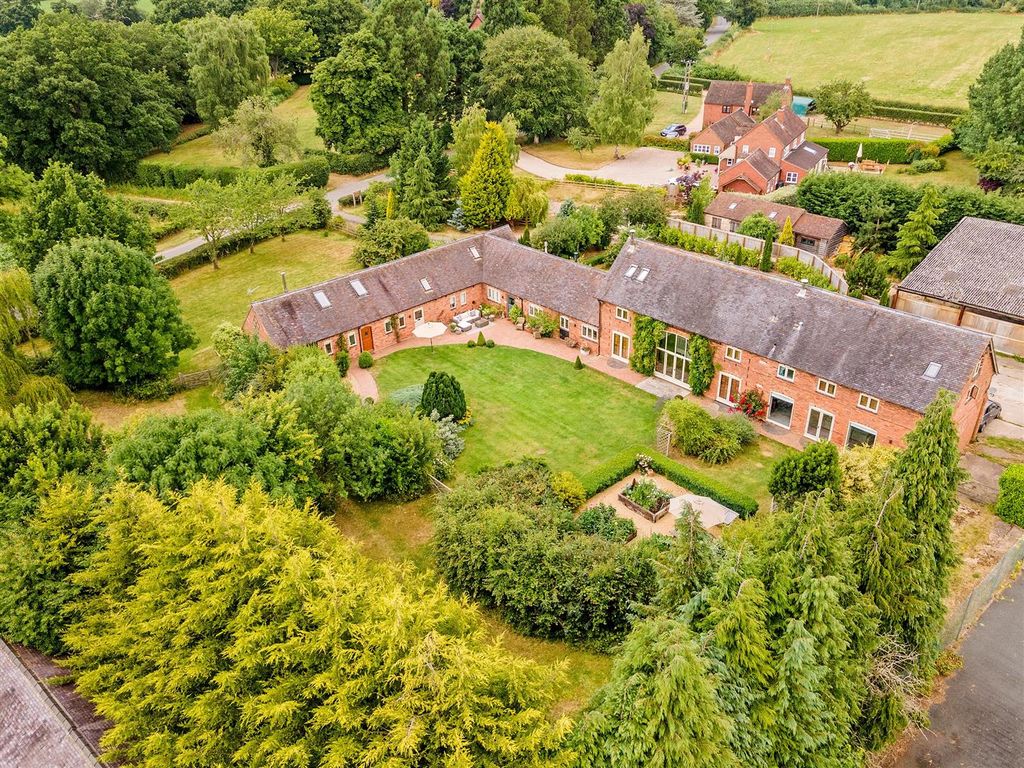 5 bed barn conversion for sale in Windmill Lane, Hockley Heath