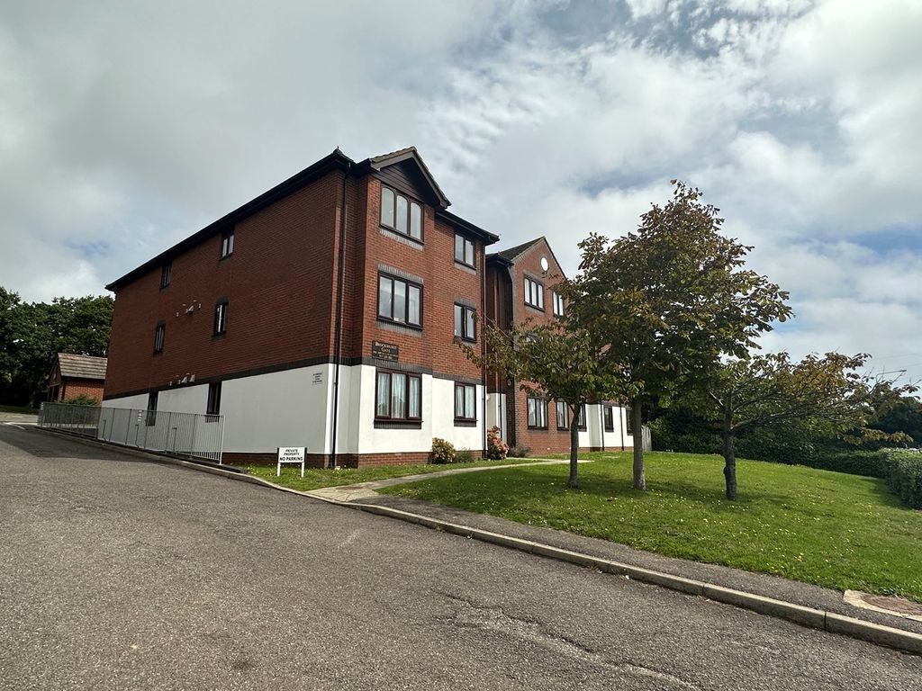 1 bed flat for sale in De La Warr Road, Bexhill On Sea, East Sussex TN40, £129,950 Zoopla