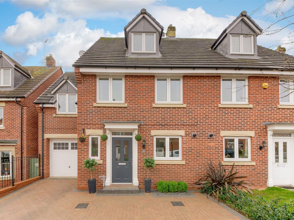 4 bed property for sale in Close, Daventry NN11 Zoopla