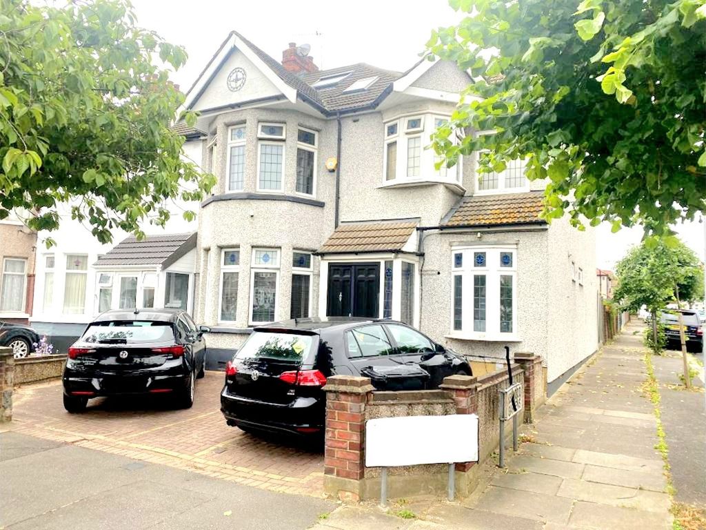 5 bed semidetached house for sale in Collinwood Gardens, Ilford IG5, £