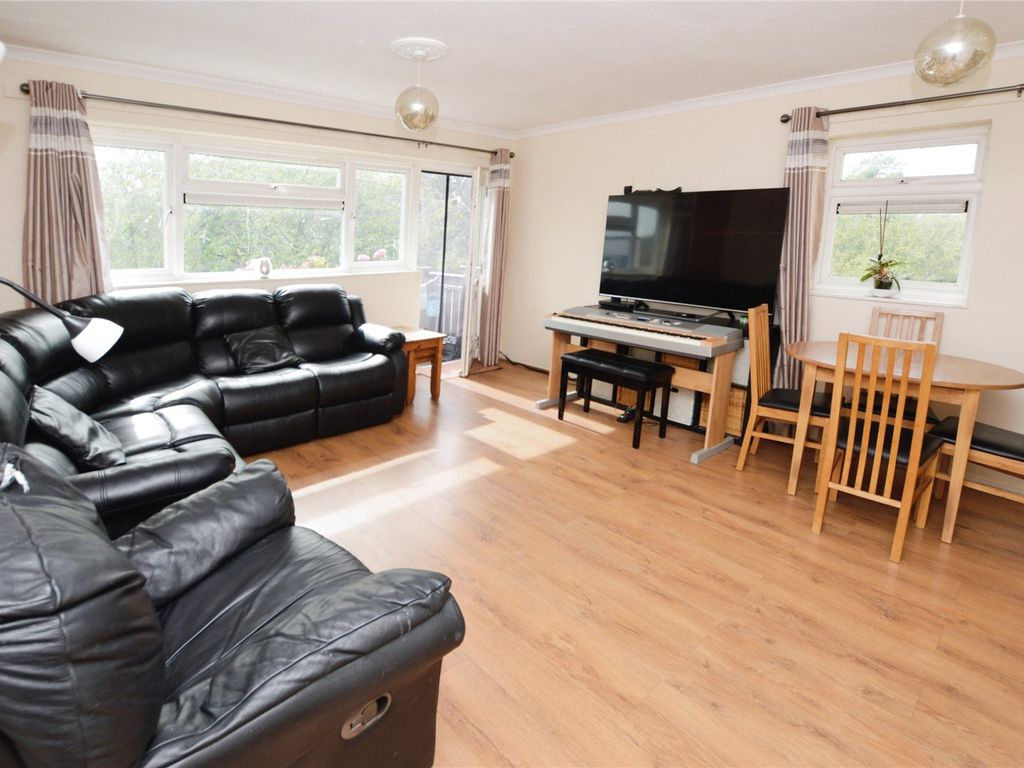 2 bed flat for sale in Mistley Side, Basildon, Essex SS16, £200,000
