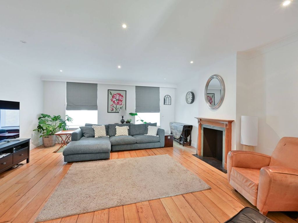 5 bed terraced house to rent in Welford Place, Wimbledon Village