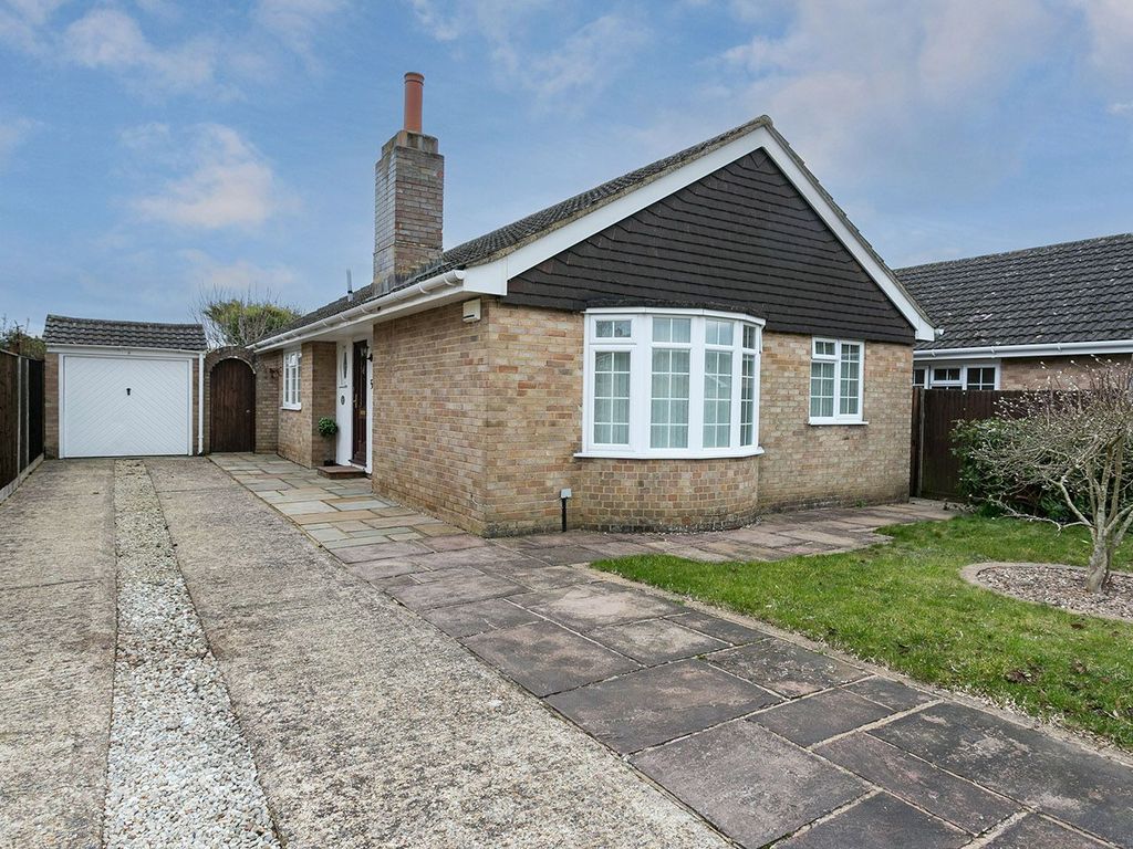 3 bed bungalow for sale in Brompton Drive, Maidenhead SL6, £590,000