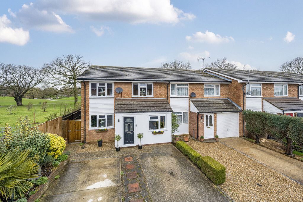 4 bed end terrace house for sale in Halstead Close, Woodley, Reading