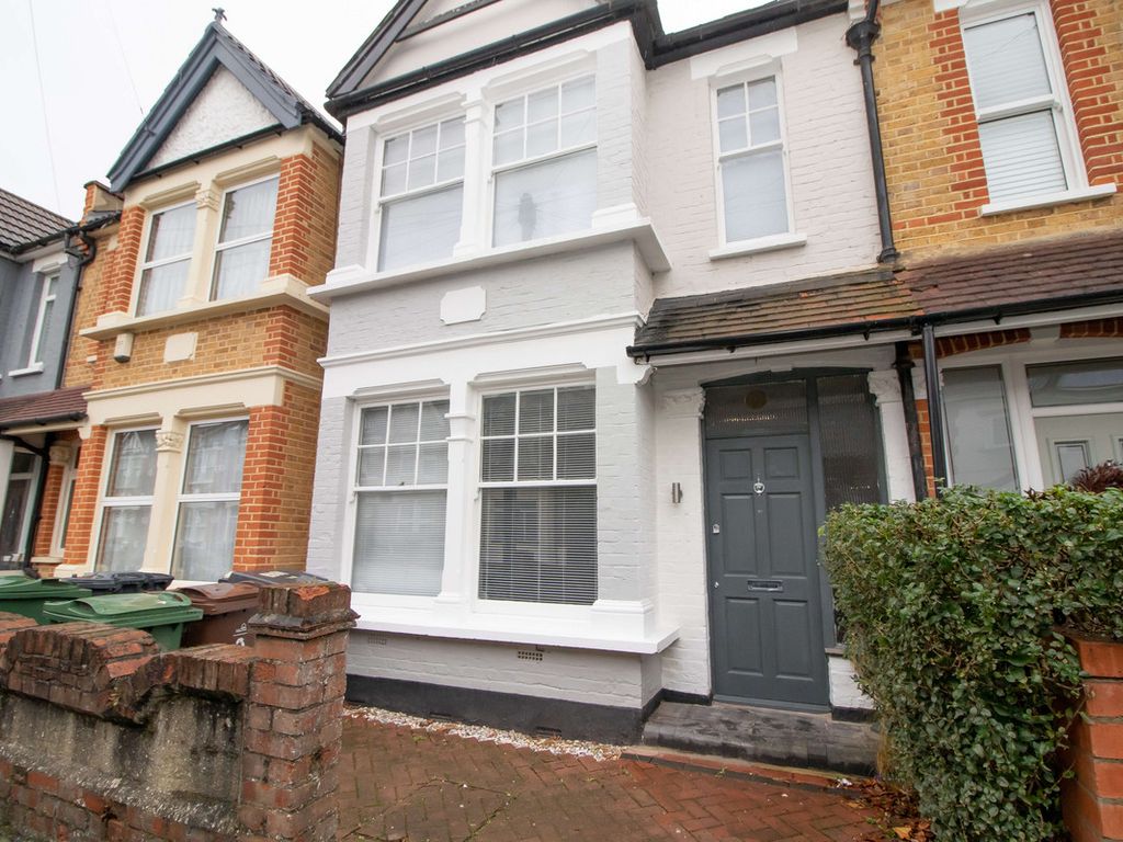 3 bed terraced house to rent in Ainslie Wood Road, Chingford E4, £2,000