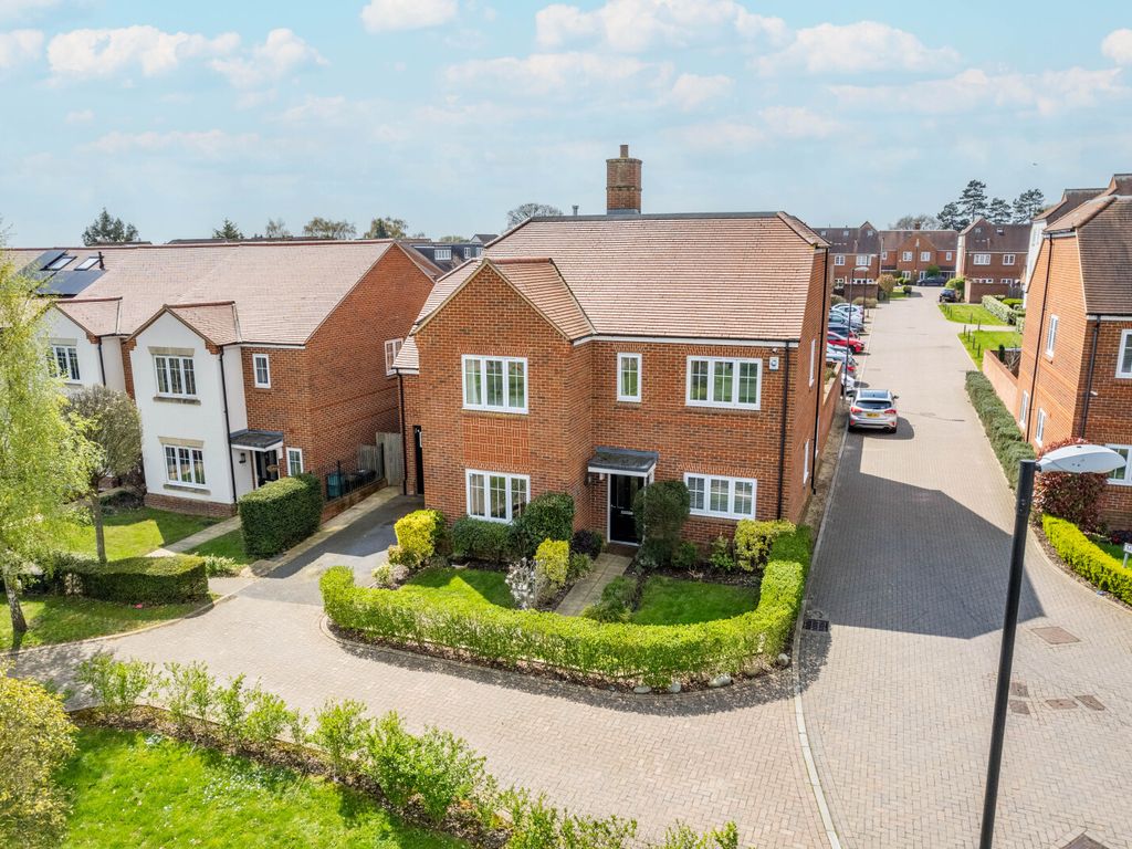 5 bed detached house for sale in The Green, Kings Park, St. Albans