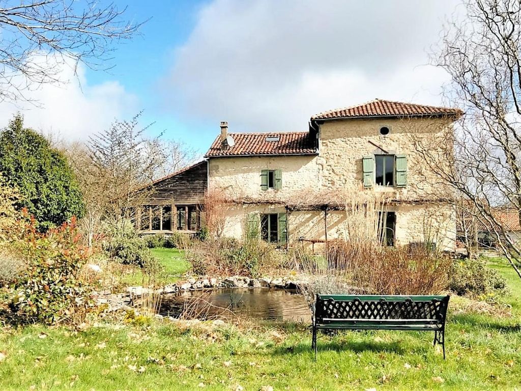 3 bed country house for sale in ChampagneMouton, Charente, France