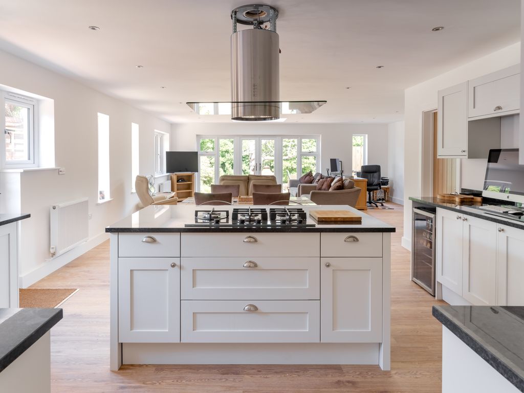 New home, 4 bed bungalow for sale in Hollow Oak, London Road, Hemel