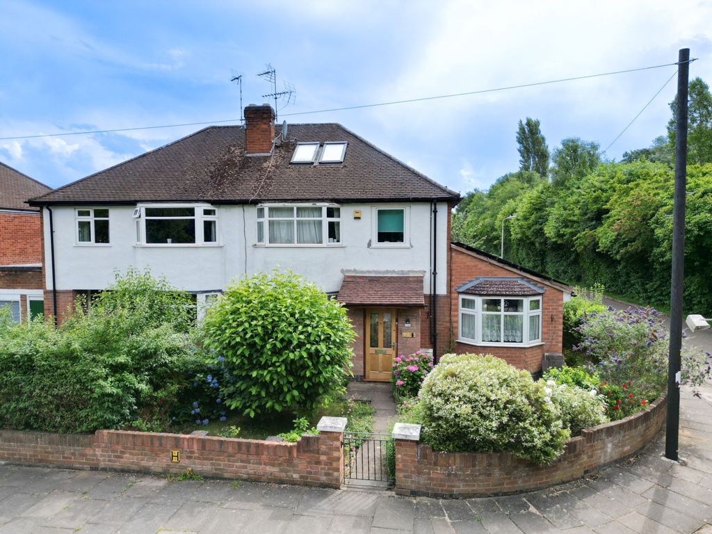 5 bed semidetached house for sale in Carisbrooke Road, Leicester LE2