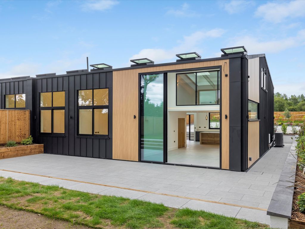 4 bed semidetached house to rent in Horsely Road, Downside, Cobham