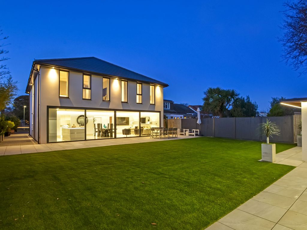 4 bed detached house for sale in Park Road, Hayling Island PO11, £