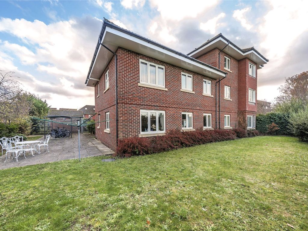 2 bed flat for sale in Walton On Thames, Surrey KT12, £280,000 Zoopla