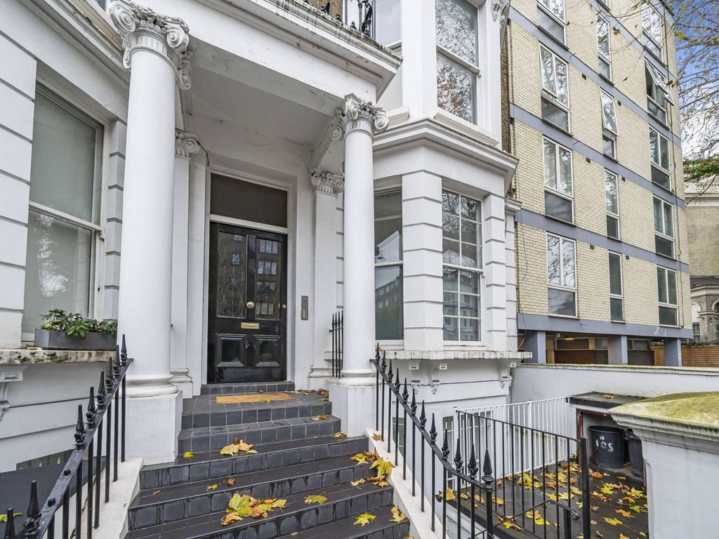 2 bed flat to rent in Earls Court Road, Kensington, London W8, £3,684