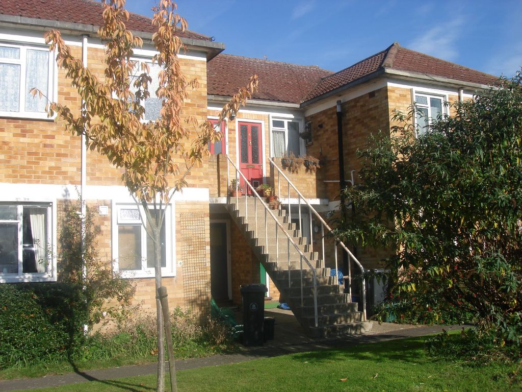 3 bed flat to rent in Abbey Court, Camberley GU15, £1,350 pcm Zoopla