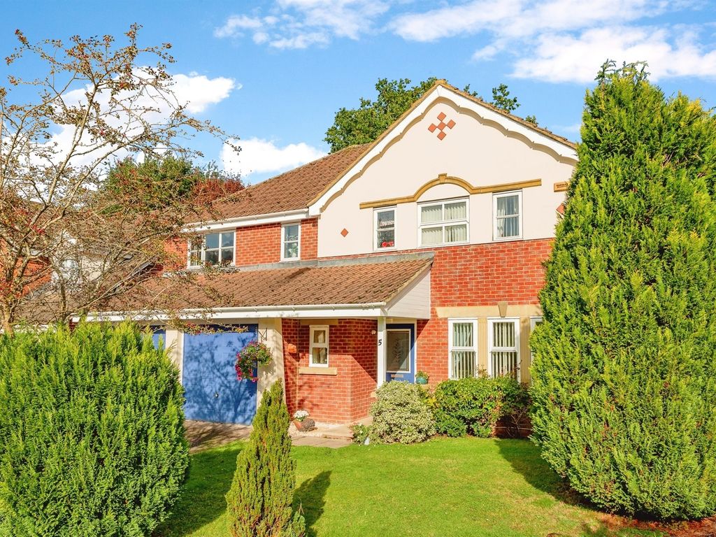 5 bed detached house for sale in Abergavenny Gardens, Copthorne