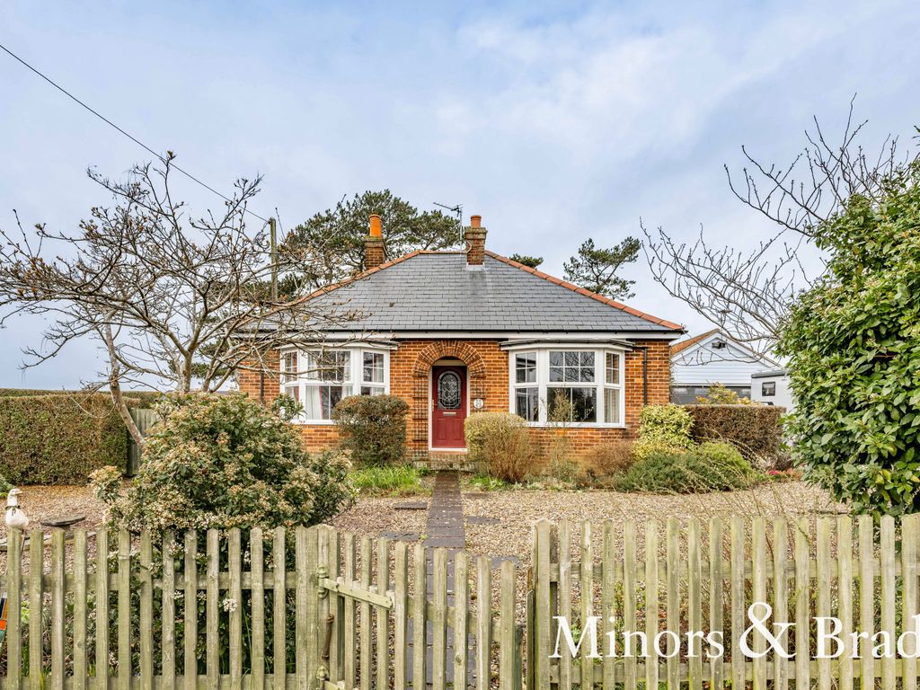 3 bed detached bungalow for sale in Vicarage Road, Paston, North