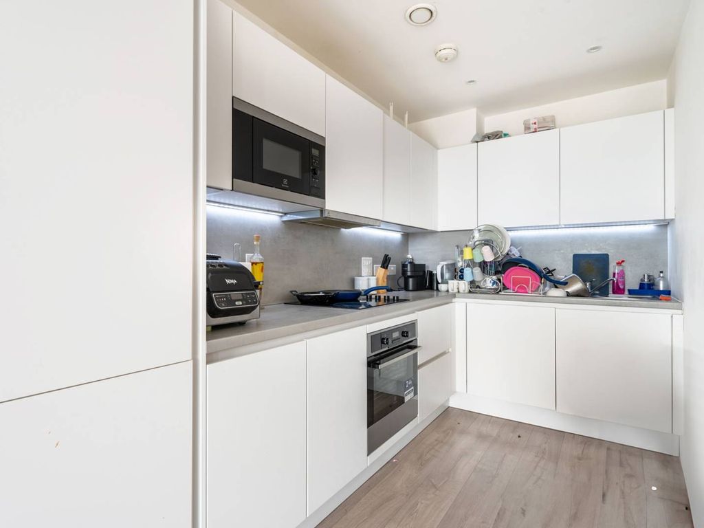 2 bed flat to rent in Harrow Square, Harrow HA1, £2,300 pcm Zoopla