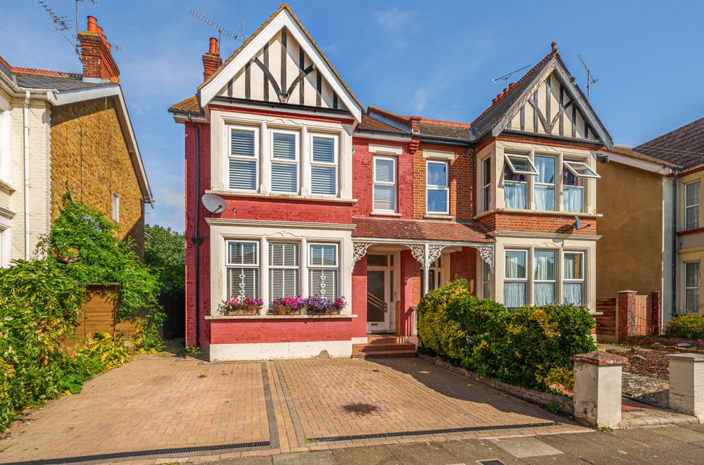 3 bed flat for sale in York Road, SouthendOnSea, Essex SS1, £300,000