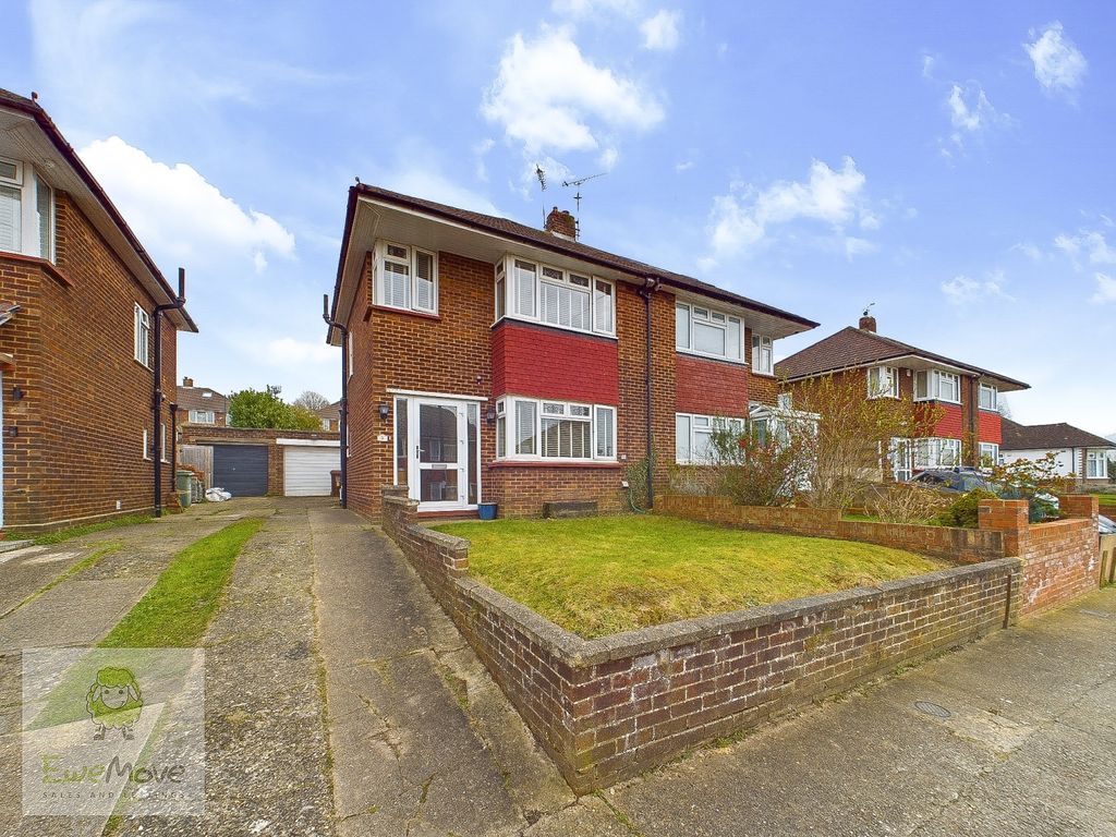 3 bed semidetached house for sale in Sandycroft Road, Strood