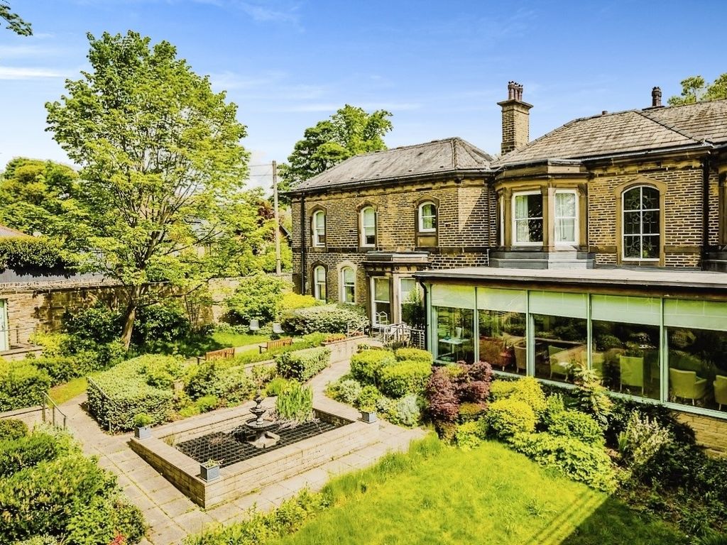 2 bed flat for sale in Broomfield Avenue, Halifax HX3, £220,000 Zoopla