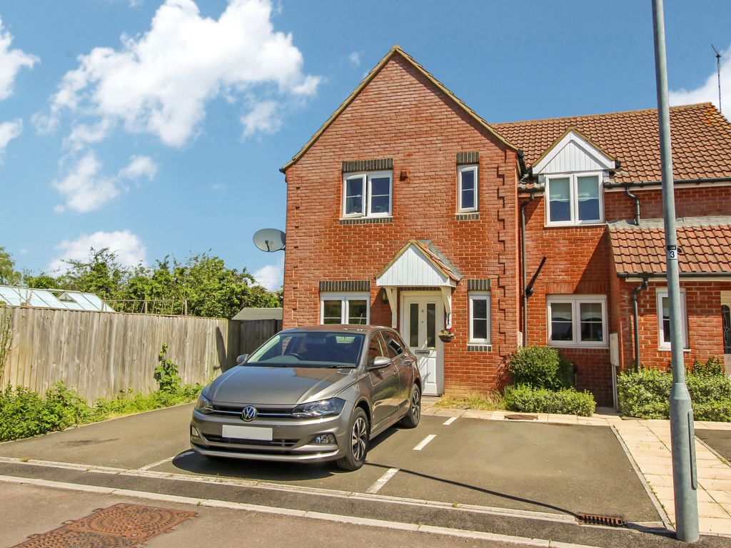 3 bed semidetached house to rent in Longcot Close, Stratton, Swindon