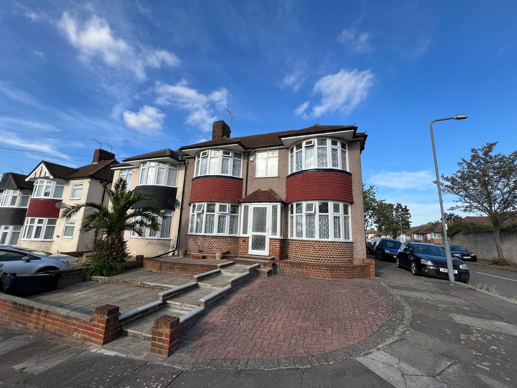 4 bed semidetached house for sale in Kirkland Avenue, Clayhall IG5, £