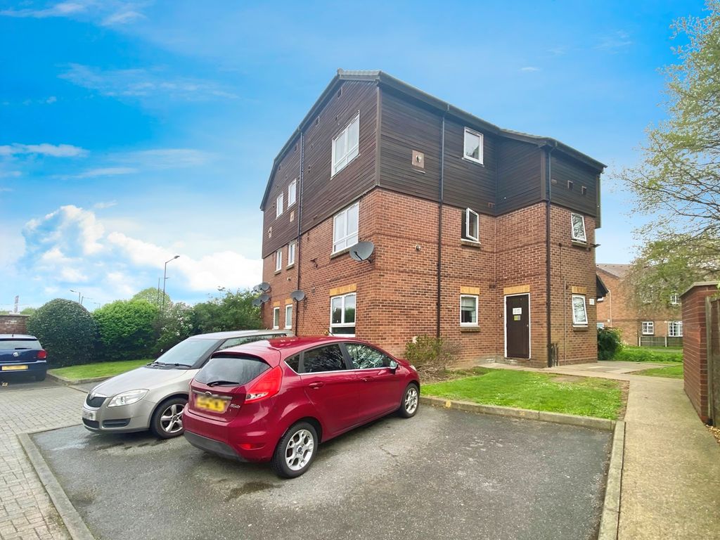1 bed flat for sale in Braemar Gardens, Slough SL1, £120,000 Zoopla