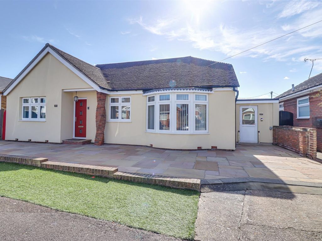 3 bed detached bungalow for sale in Whernside Avenue, Canvey Island SS8