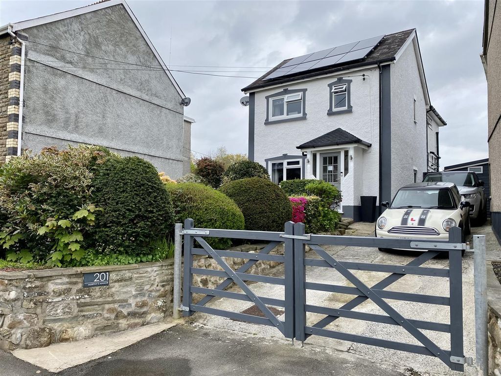 3 bed detached house for sale in Penybanc Road, Ammanford SA18, £
