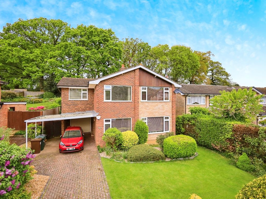 4 bed detached house for sale in Woodlands Close, Hailsham BN27, £