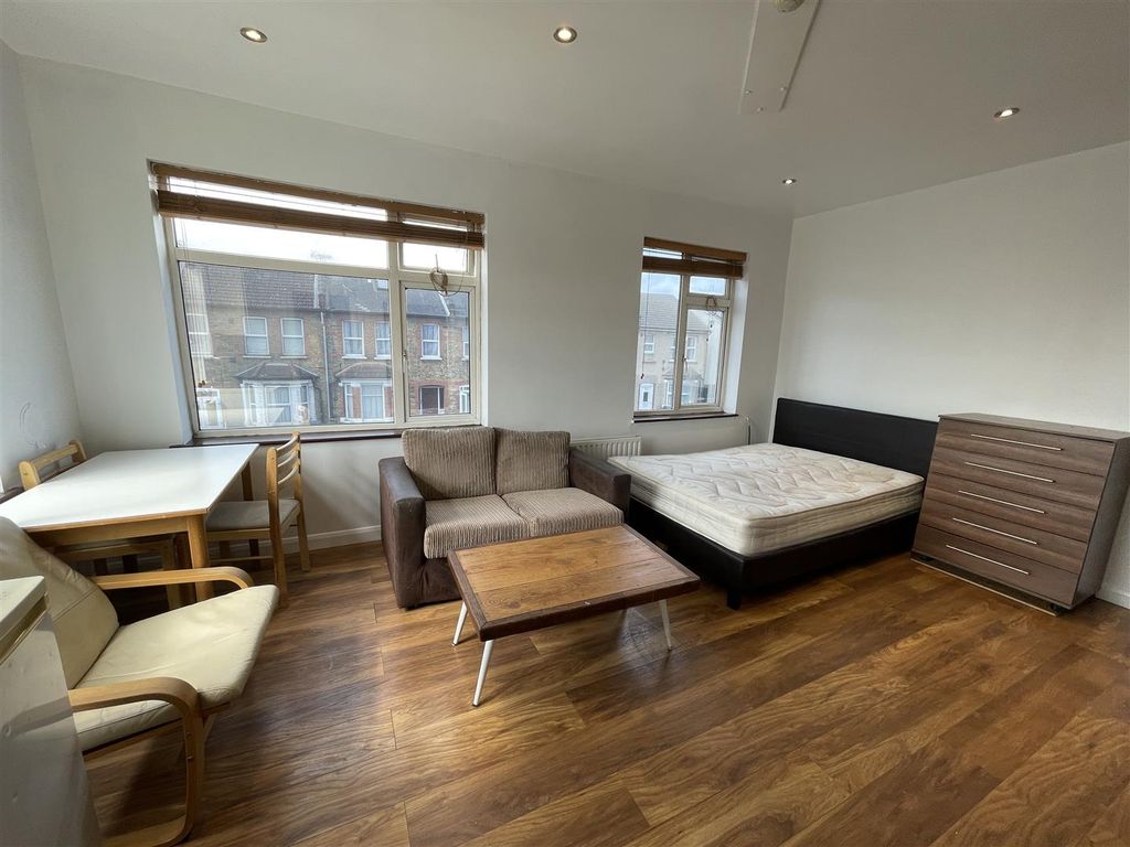 Studio to rent in Kingsley Road, Hounslow TW3 Zoopla