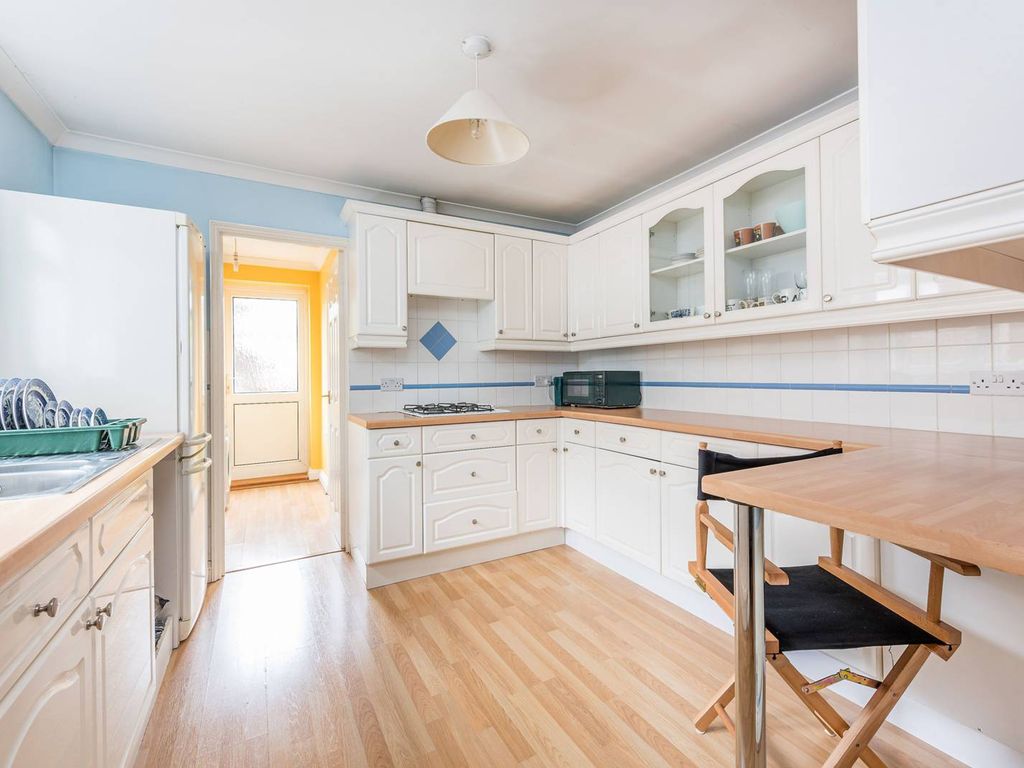 3 bed semidetached house to rent in Grange Road, Stoughton, Guildford